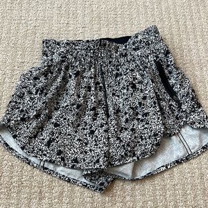 🛍️💕RARE LULULEMON 4 INCH SHORTS